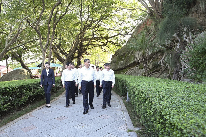 10月15日至16日，中共中央總書記、國家主席、中央軍委主席習(xí)近平在福建考察。這是15日下午，習(xí)近平在漳州市東山縣關(guān)帝文化產(chǎn)業(yè)園考察。