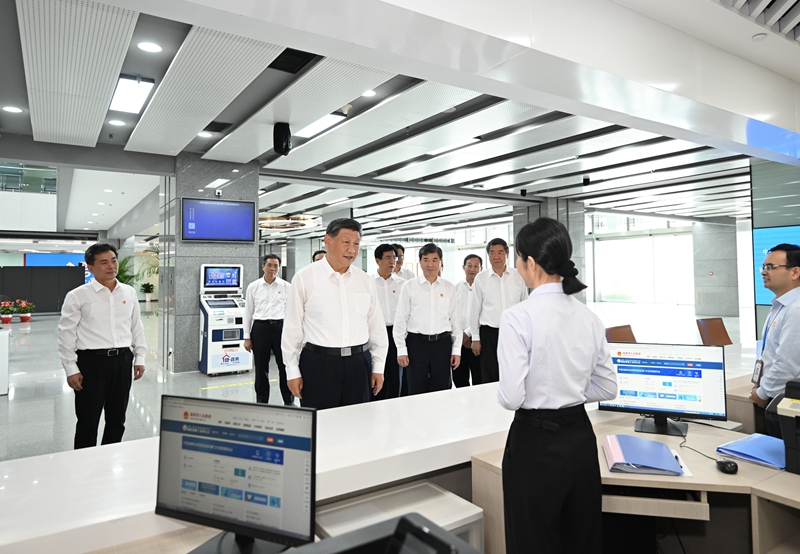 10月15日至16日，中共中央總書記、國家主席、中央軍委主席習(xí)近平在福建考察。這是16日上午，習(xí)近平在中國（福建）自由貿(mào)易試驗區(qū)廈門片區(qū)考察時，同綜合服務(wù)大廳窗口工作人員親切交流。