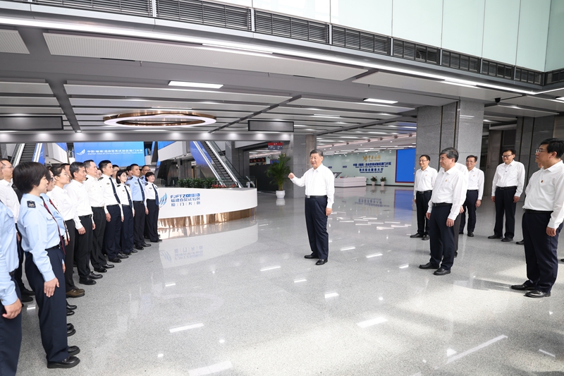 10月15日至16日，中共中央總書記、國家主席、中央軍委主席習(xí)近平在福建考察。這是16日上午，習(xí)近平在中國（福建）自由貿(mào)易試驗區(qū)廈門片區(qū)考察時，同綜合服務(wù)大廳現(xiàn)場工作人員親切交流。