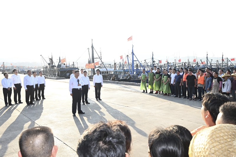 10月15日至16日，中共中央總書記、國家主席、中央軍委主席習(xí)近平在福建考察。這是15日下午，習(xí)近平在漳州市東山縣陳城鎮(zhèn)澳角村考察時，同漁民們親切交流。