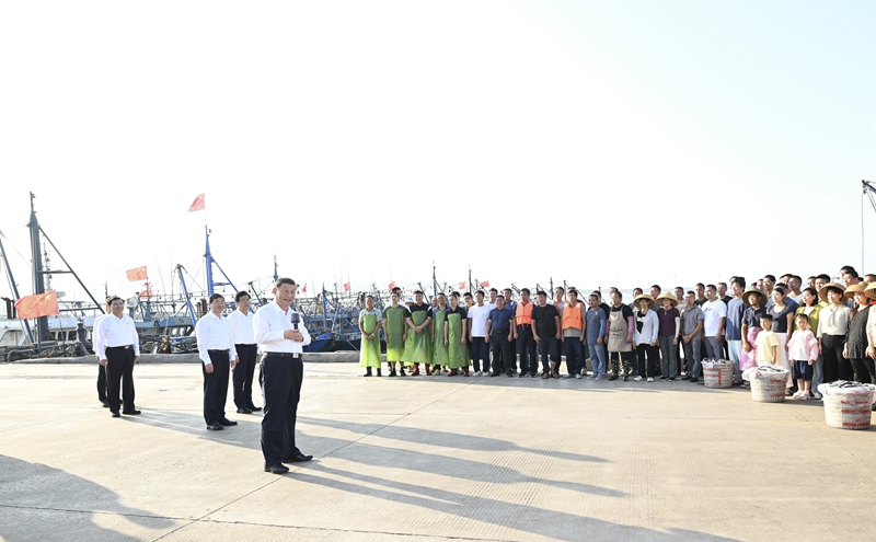 10月15日至16日，中共中央總書記、國家主席、中央軍委主席習(xí)近平在福建考察。這是15日下午，習(xí)近平在漳州市東山縣陳城鎮(zhèn)澳角村考察時，同漁民們親切交流。