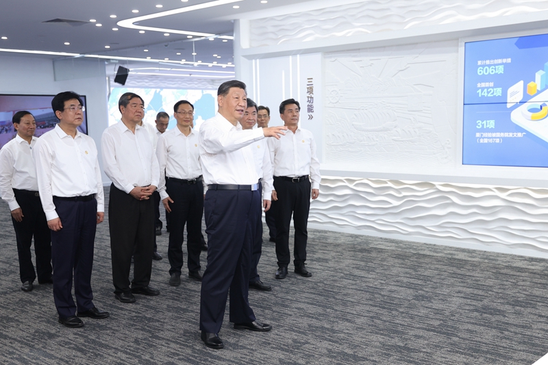 10月15日至16日，中共中央總書記、國家主席、中央軍委主席習(xí)近平在福建考察。這是16日上午，習(xí)近平在中國（福建）自由貿(mào)易試驗區(qū)廈門片區(qū)參觀自由貿(mào)易試驗區(qū)建設(shè)成果展。
