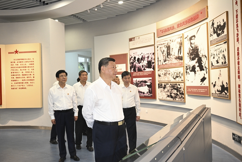 10月15日至16日，中共中央總書記、國家主席、中央軍委主席習(xí)近平在福建考察。這是15日下午，習(xí)近平在漳州市東山縣谷文昌紀念館考察。