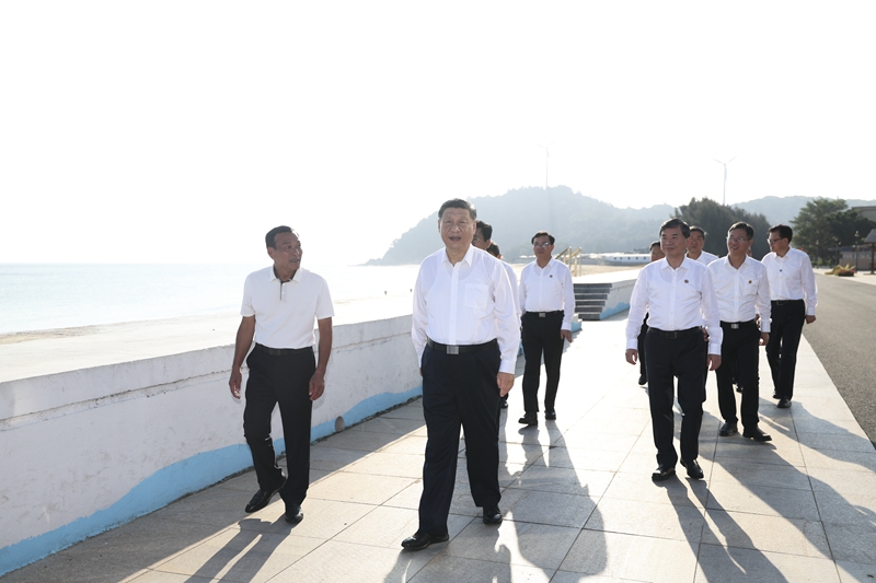 10月15日至16日，中共中央總書記、國家主席、中央軍委主席習(xí)近平在福建考察。這是15日下午，習(xí)近平在漳州市東山縣陳城鎮(zhèn)澳角村考察時，步行察看澳角灣海域環(huán)境和村容村貌。