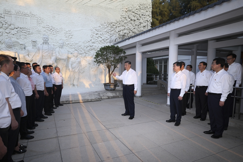 10月15日至16日，中共中央總書記、國家主席、中央軍委主席習(xí)近平在福建考察。這是15日下午，習(xí)近平在漳州市東山縣谷文昌紀念館考察時，同谷文昌干部學(xué)院教師、學(xué)員代表親切交流。